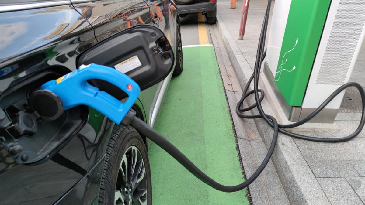 Un cotxe carregant-se en un dels punts habilitats per FEDA.