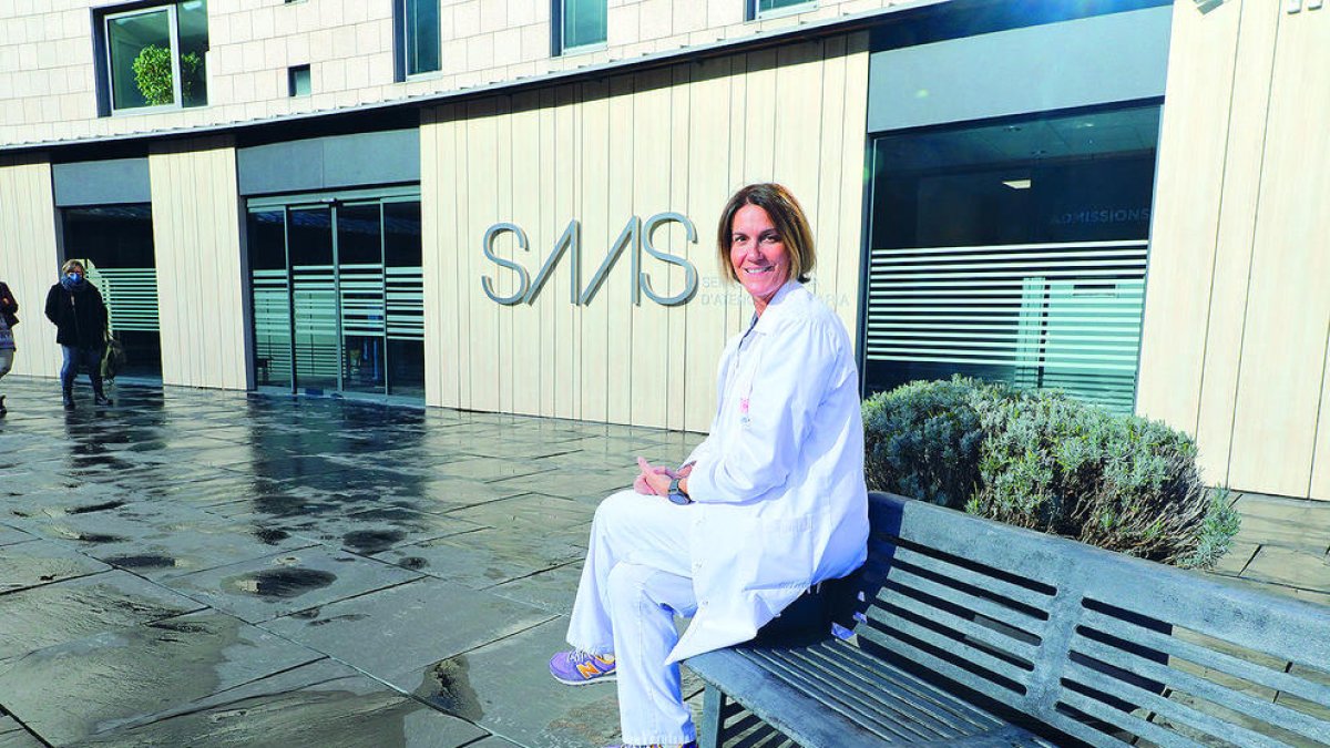 Cristina Pérez davant la porta del SAAS.