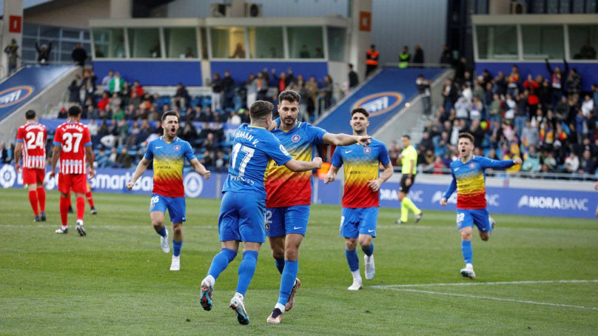 Bakis rep l'abraçada de Valera en la celebració del gol del triomf davant l'Sporting.