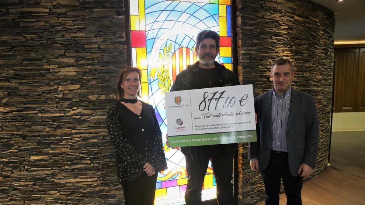 Josep Majoral i Mireia Codina han lliurat el xec per a Càritas a Jordi González