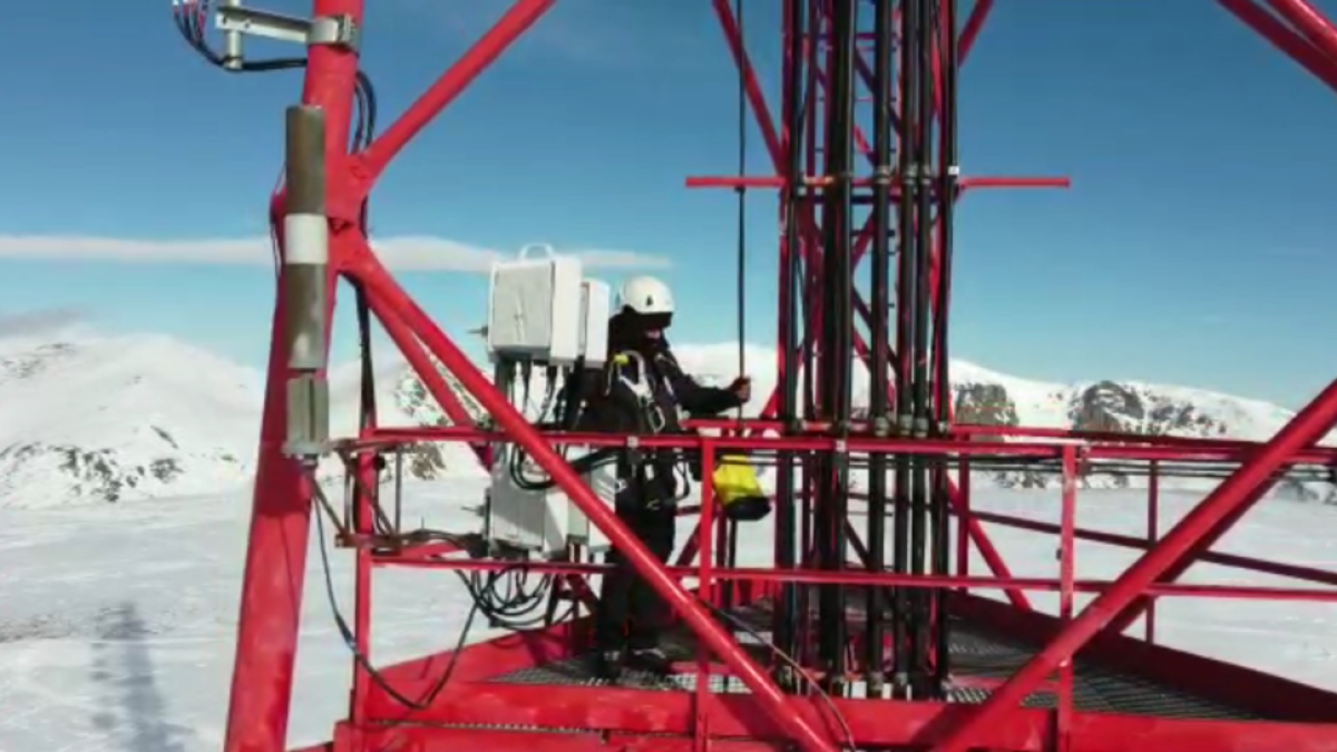 Un tècnic en una intervenció en una antena