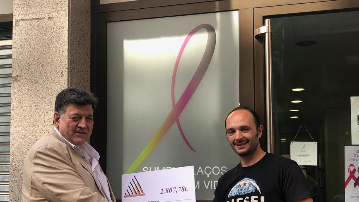Entrega del xec del club de tir Laurèdia a l'Assandca