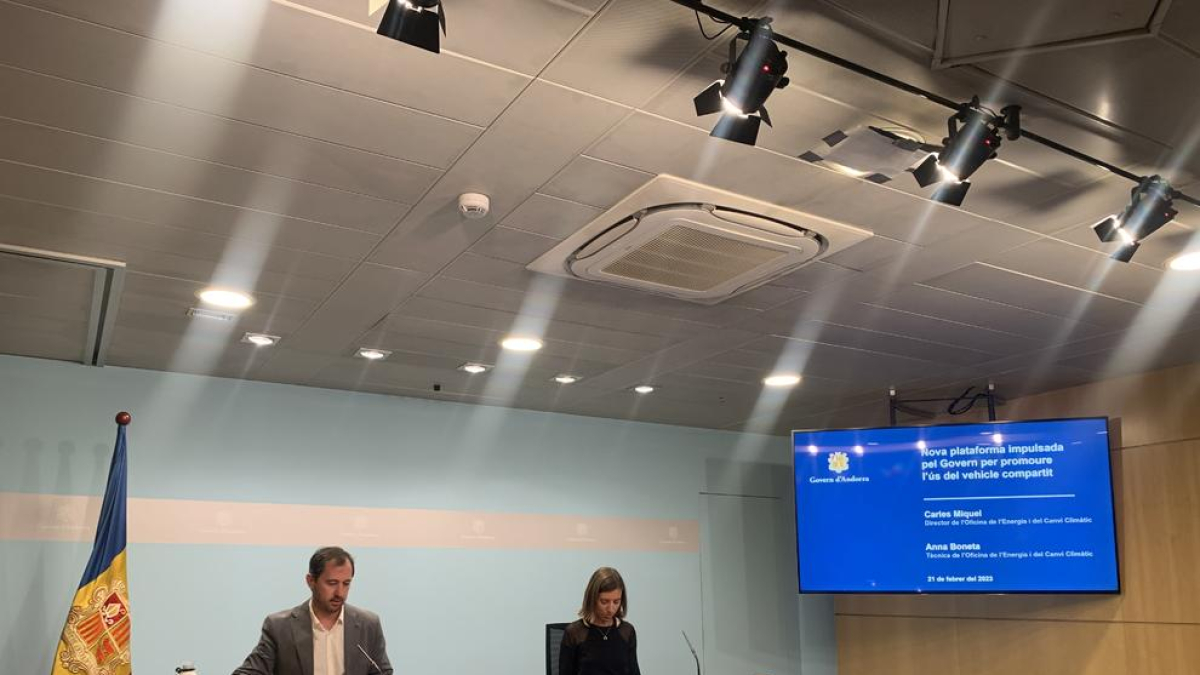 Carles Miquel, director de l'Oficina de l'Energia i del Canvi Climàtic, i Anna Boneta, Tècnica de l'Oficina de l'Energia del Canvi Climàtic.