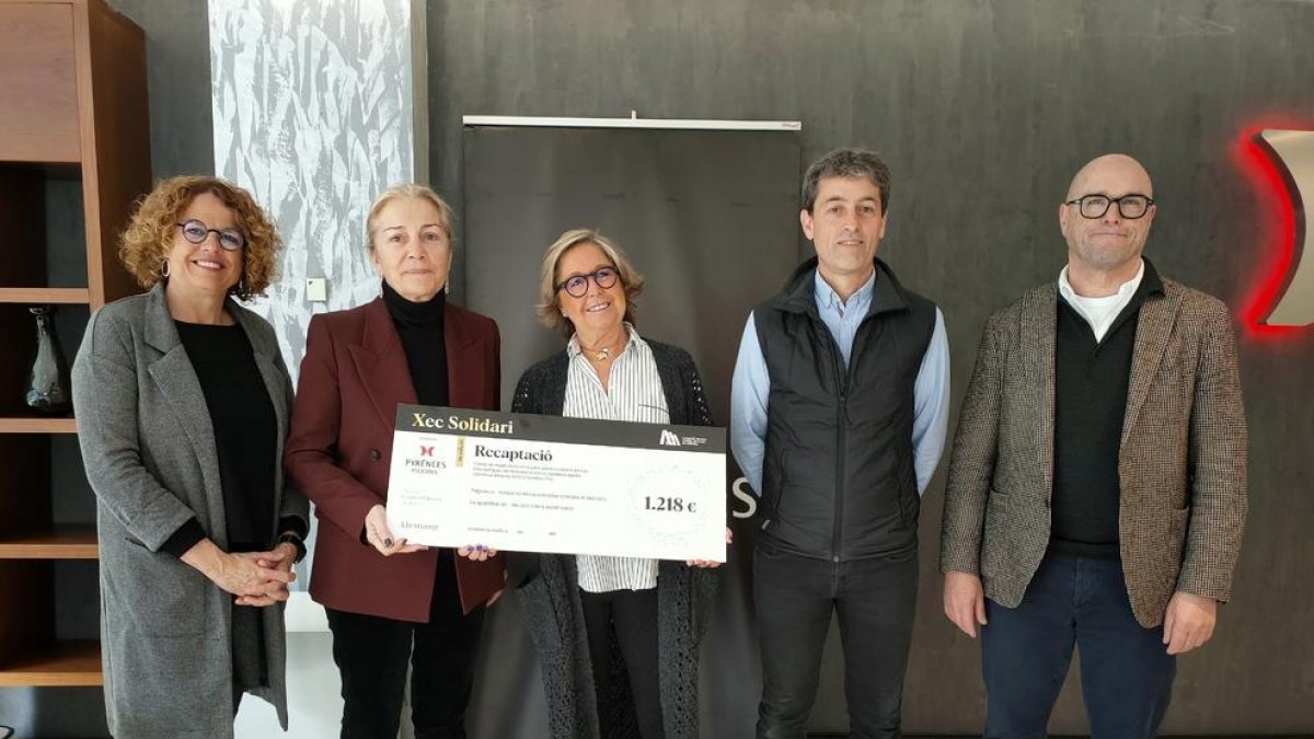 Els membres de les entitats en l'acte de lliurament