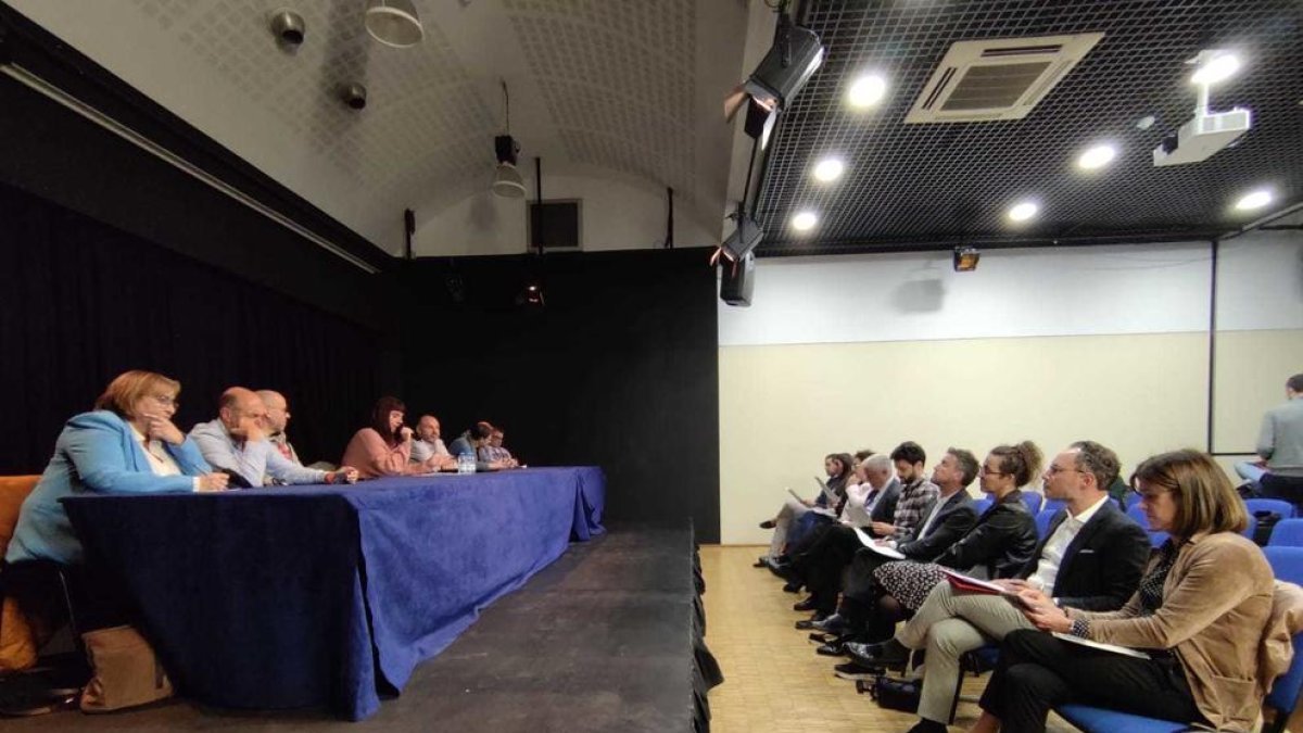 Els sindicats i els representants de les formacions polítiques que concorreran a les pròximes eleccions generals reunits avui