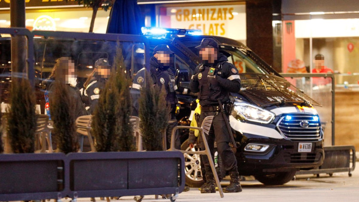 Un policies vigilen un carrer turístic.