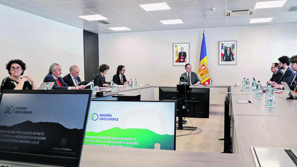 Un moment de la reunió celebrada ahir a Govern.