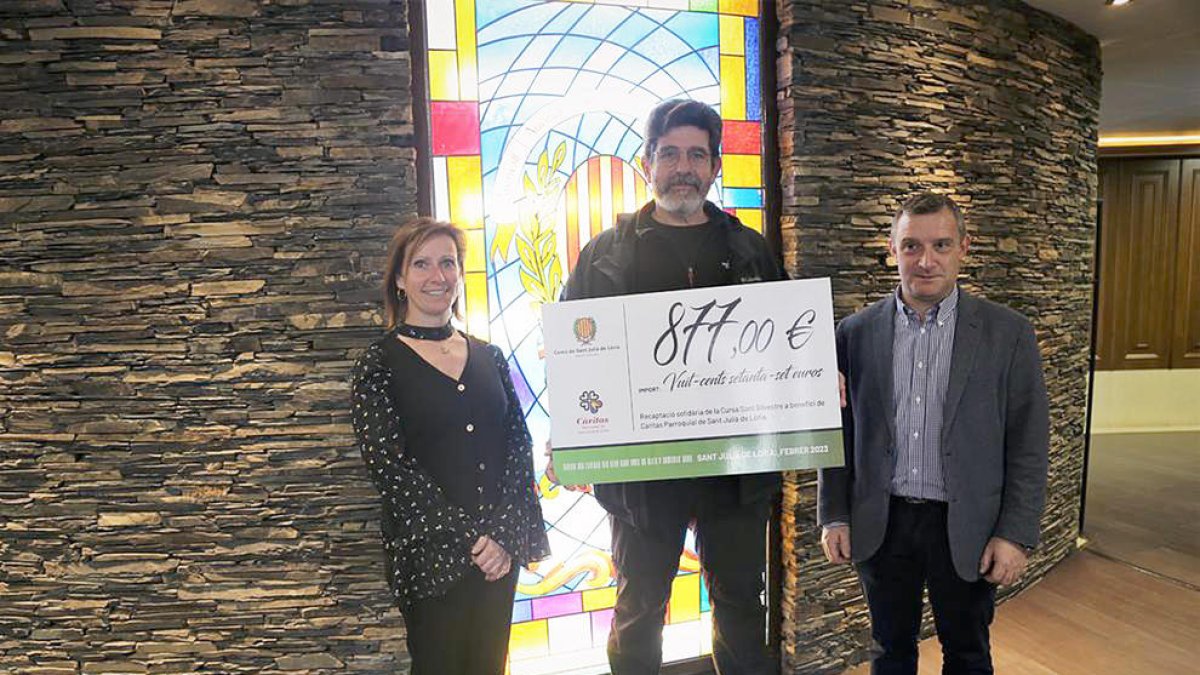 Els cònsols, ahir entregant el xec.