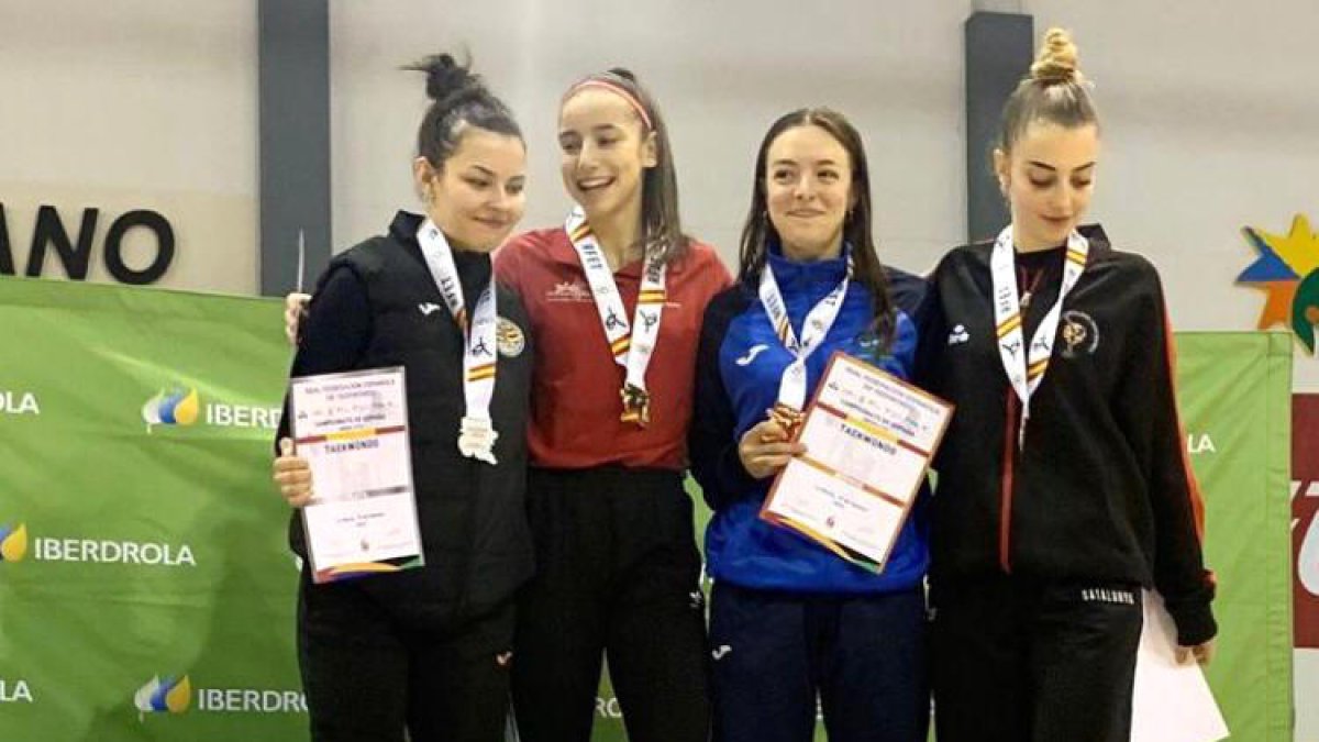 Naiara Liñán, a la dreta, es va penjar el bronze.