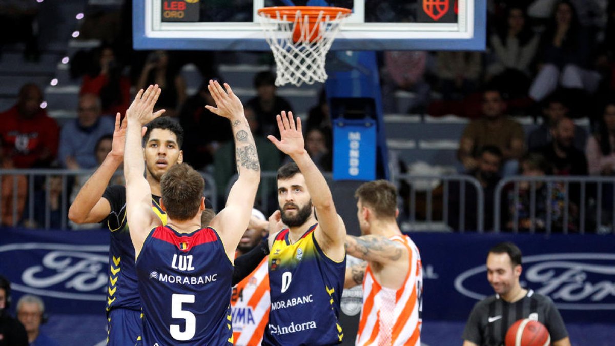 Mihajlo Andric saluda Luz després d'un partit.