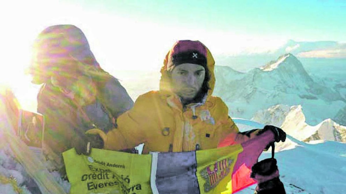 Trastoy desplegant la bandera andorrana al cim de l'Everest.