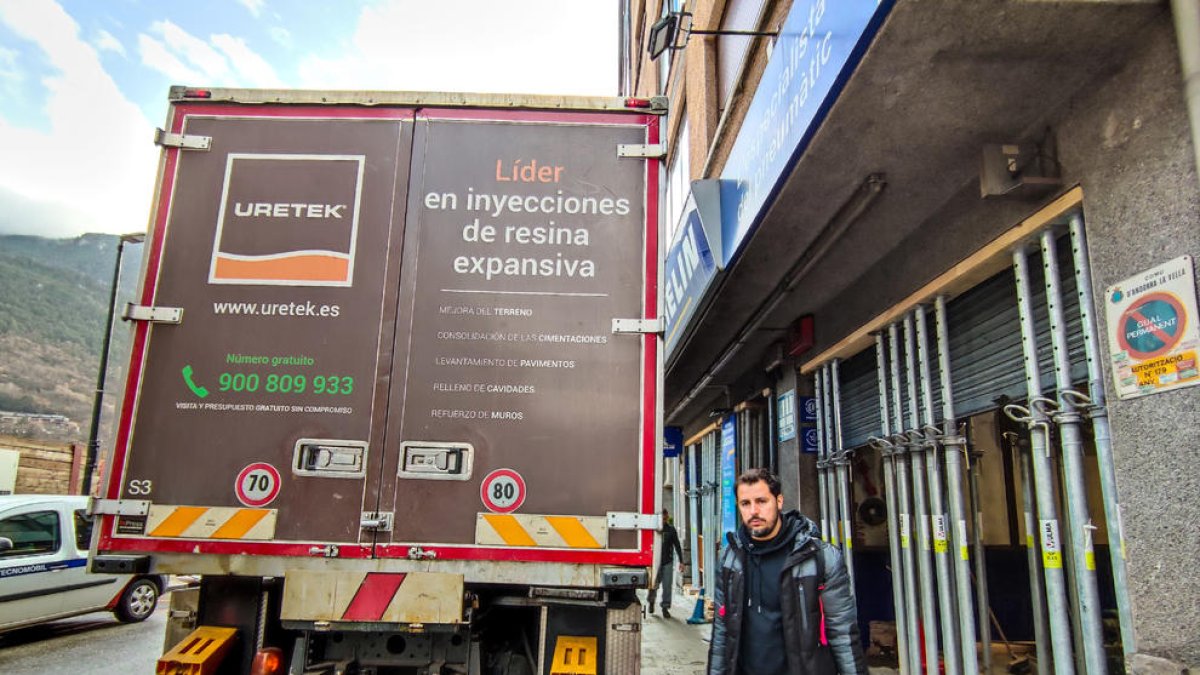 La màquina utilitzada per injectar el ciment, davant de l'edifici.