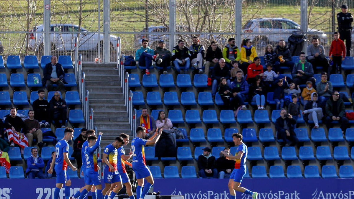 Els jugadors de l'FC Andorra celebren el gol d'Almpanis contra l'Sporting, posteriorment anul·lat pel VAR.