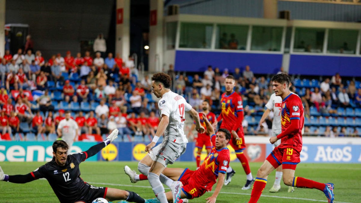 Un moment del partit a l'Estadi Nacional.