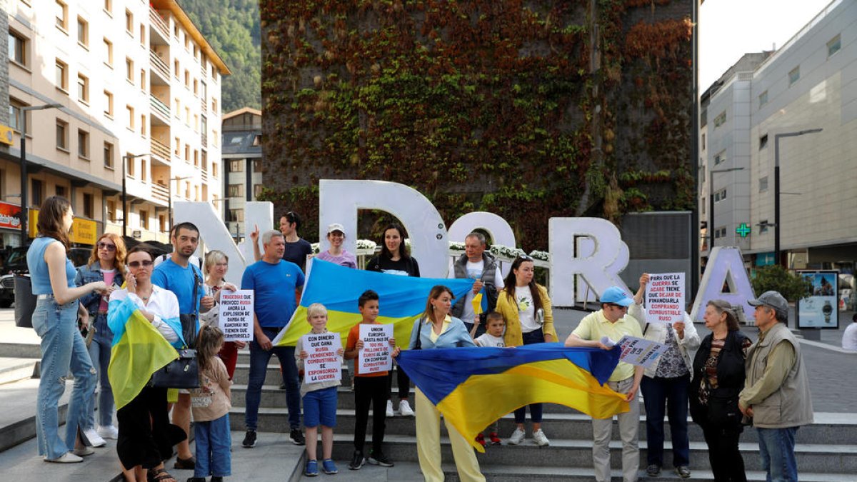 Manifestants ucraïnesos ahir a la plaça The Cloud d'Andorra la Vella.
