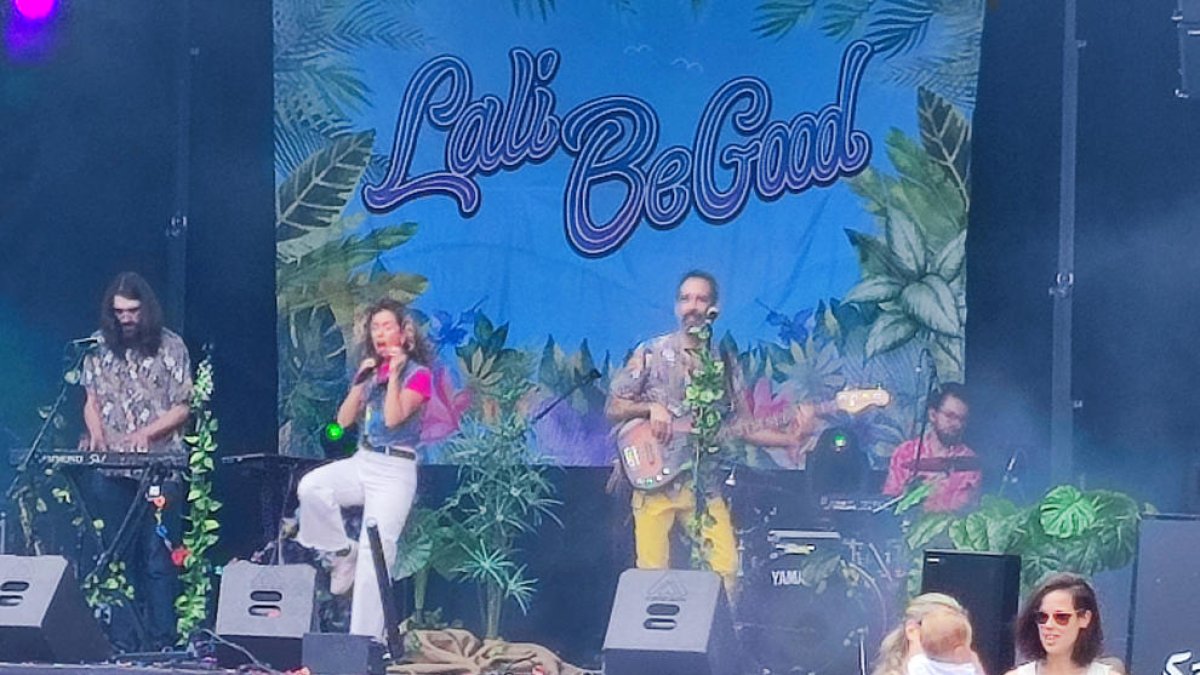 Concert d'ahir al migdia a la plaça del Poble.