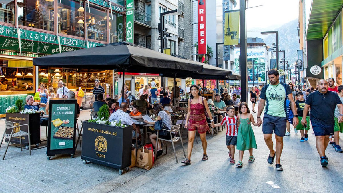 Turistes passegen per l'avinguda Meritxell.