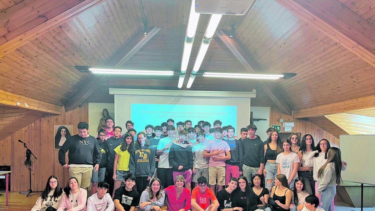Alumnes participants en un dels tallers al col·legi Sant Ermengol.