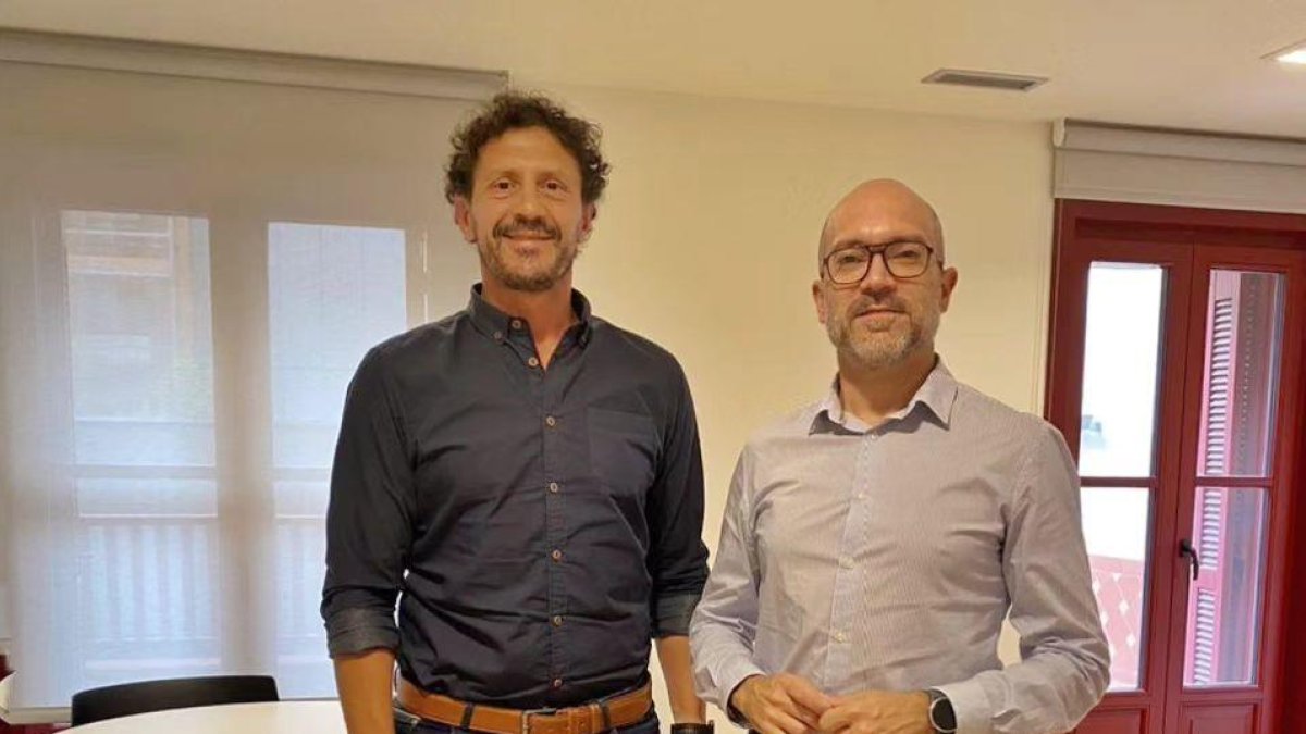 Reunió de Marcelo Ponce, president d'Argentinos en Andorra, i el director de Política Lingüística, Joan Sans Urgell