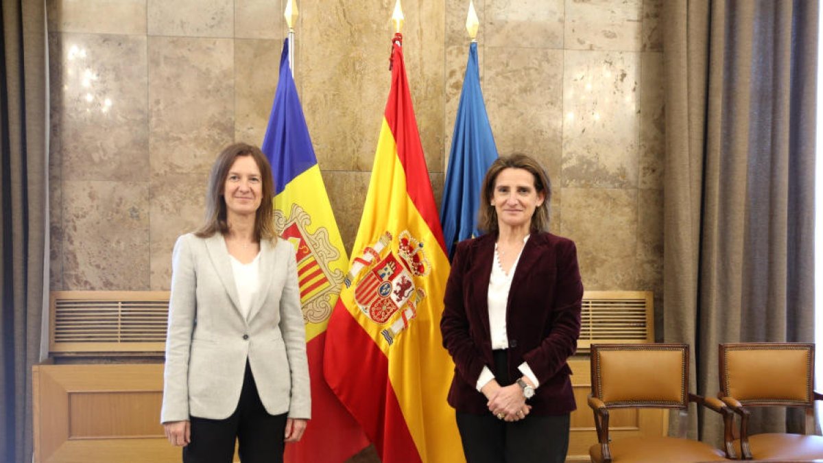 La ministra Sílvia Calvó amb la seva homòloga, Teresa Ribera, ahir a Madrid.