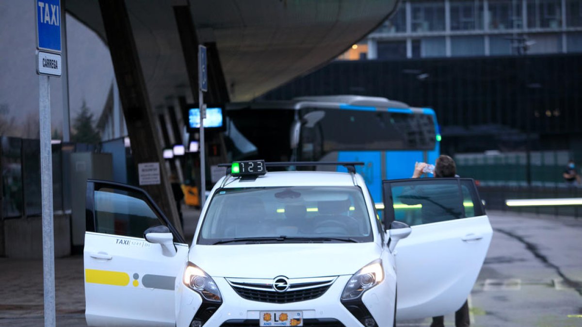 Un taxi aturat a l'Estació Nacional d'Autobusos.