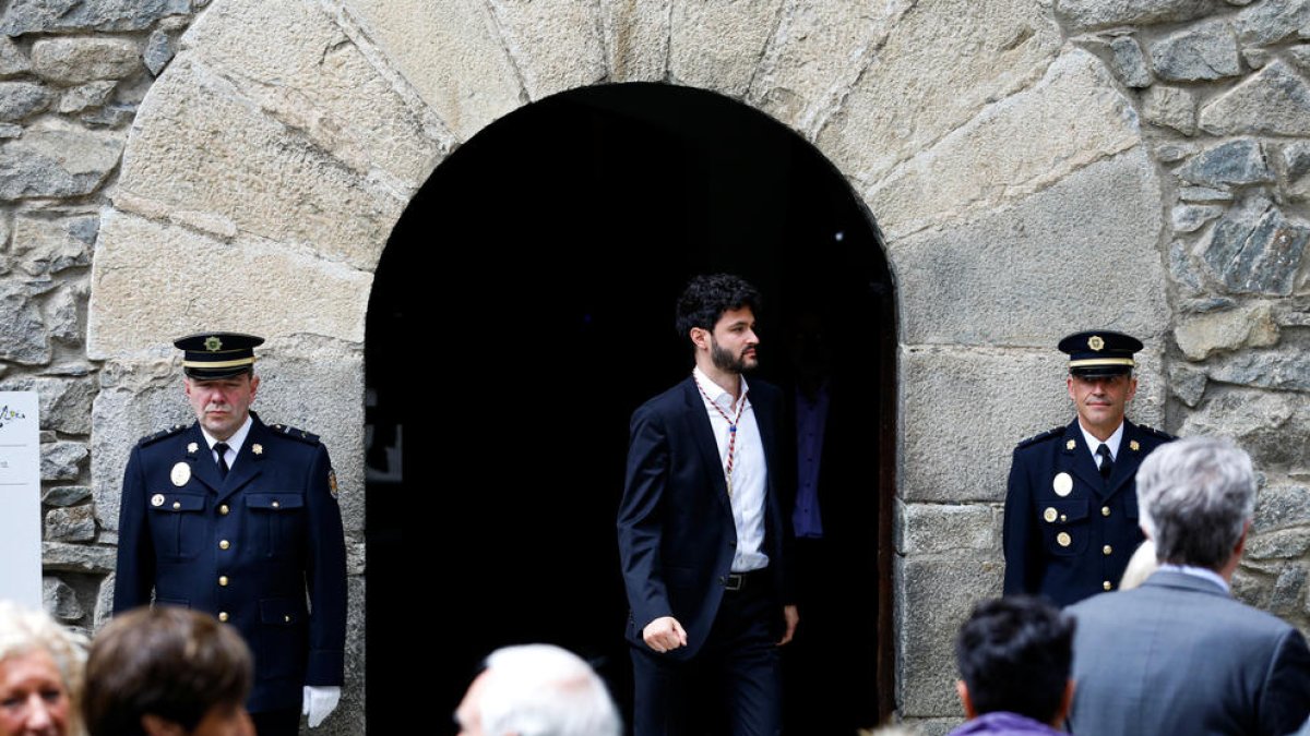 Escalé surt de la Casa de la Vall.