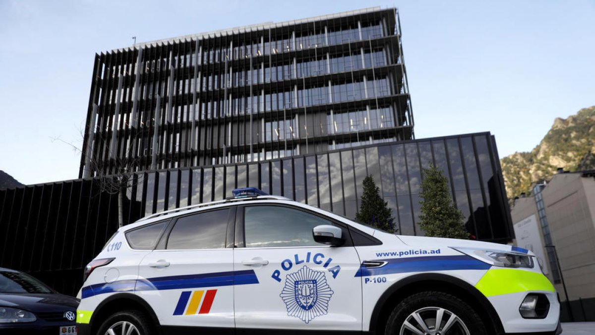 Un cotxe de policia davant la seu de la justícia.