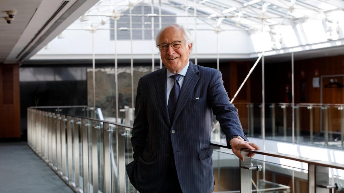 El president de l'entitat Joan Maria a l'edifici central de Morabanc.