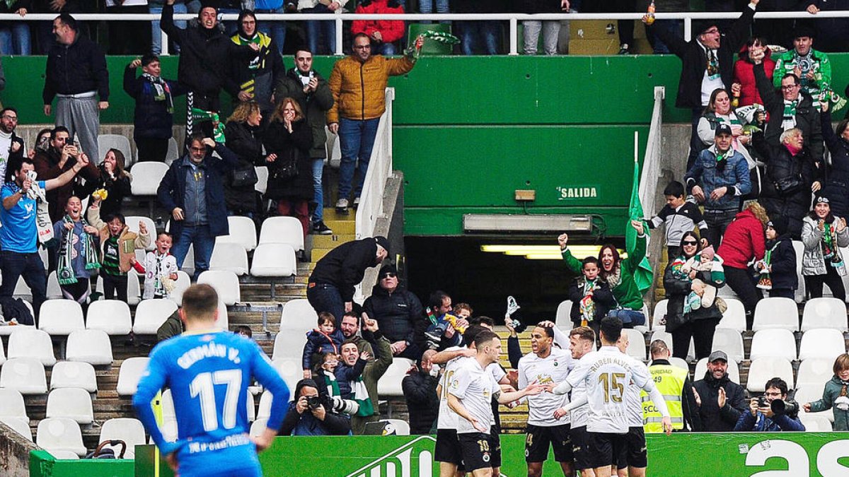 El rival celebra el gol.