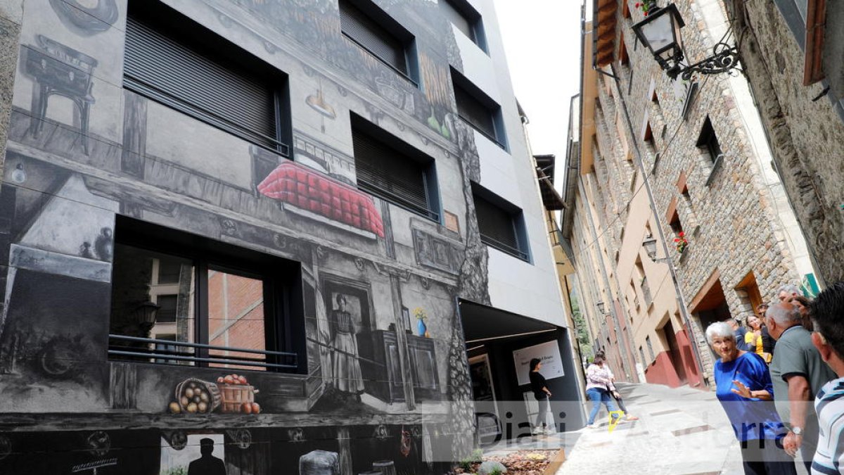 Mural que recrea l'hort i l'era del frare de casa Colltort