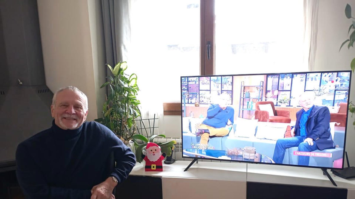 Nargeolet a casa, amb el televisor encès amb ell com a entrevistat.
