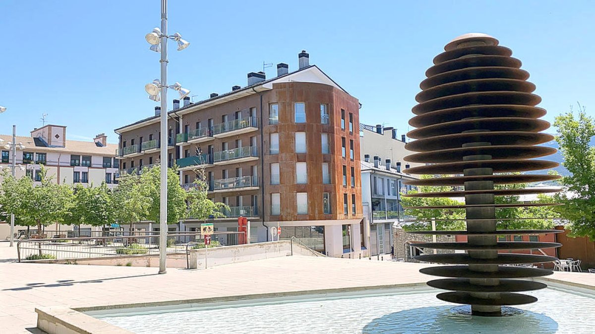 Un bloc de pisos al centre de la Seu d'Urgell.