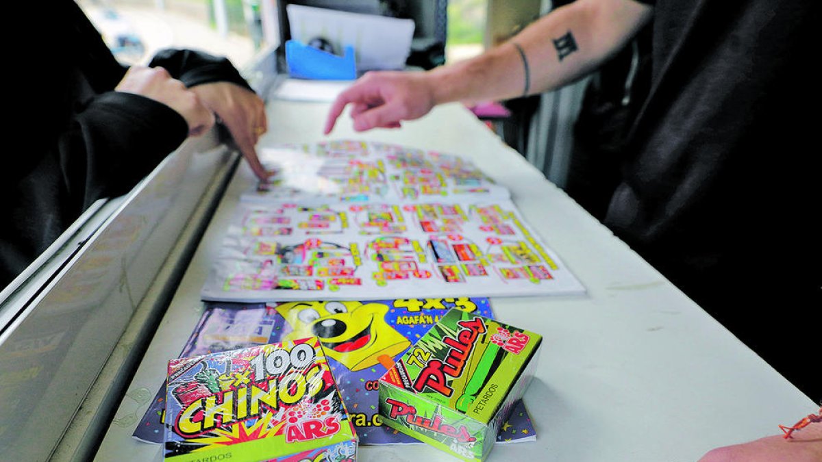 Les autoritats recorden que els petards no es poden encendre a les mans.