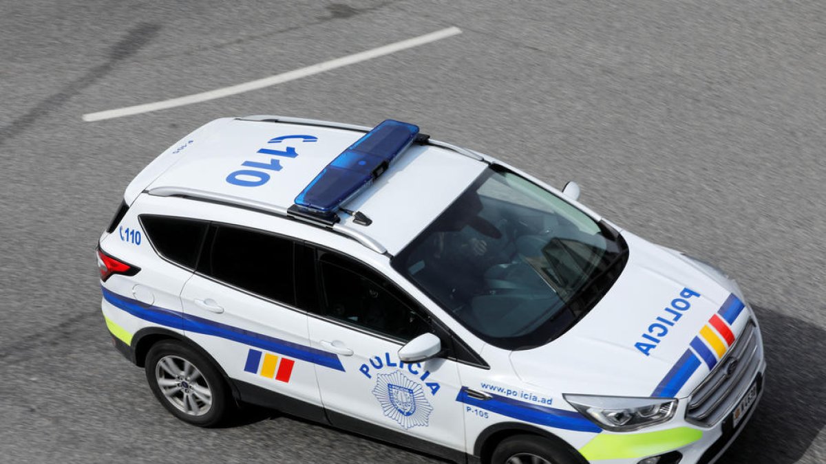 Un cotxe de policia.