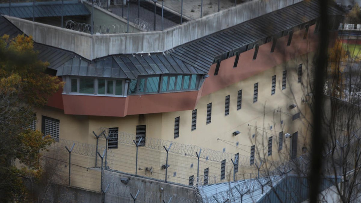 L'home va atracar diversos locals comercials.