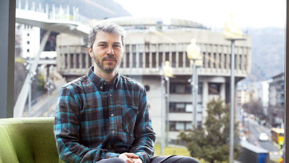 Marc Pons a la seu de l'ARI a Andorra la Vella.