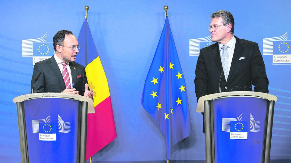 Xavier Espot i Maros Sefcovic en una roda de premsa a Brussel·les.