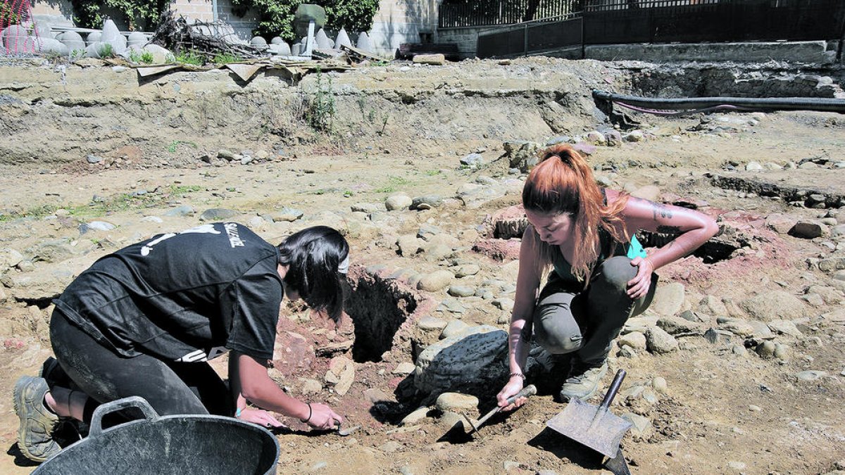 Dues arqueòlegues treballen en el jaciment.
