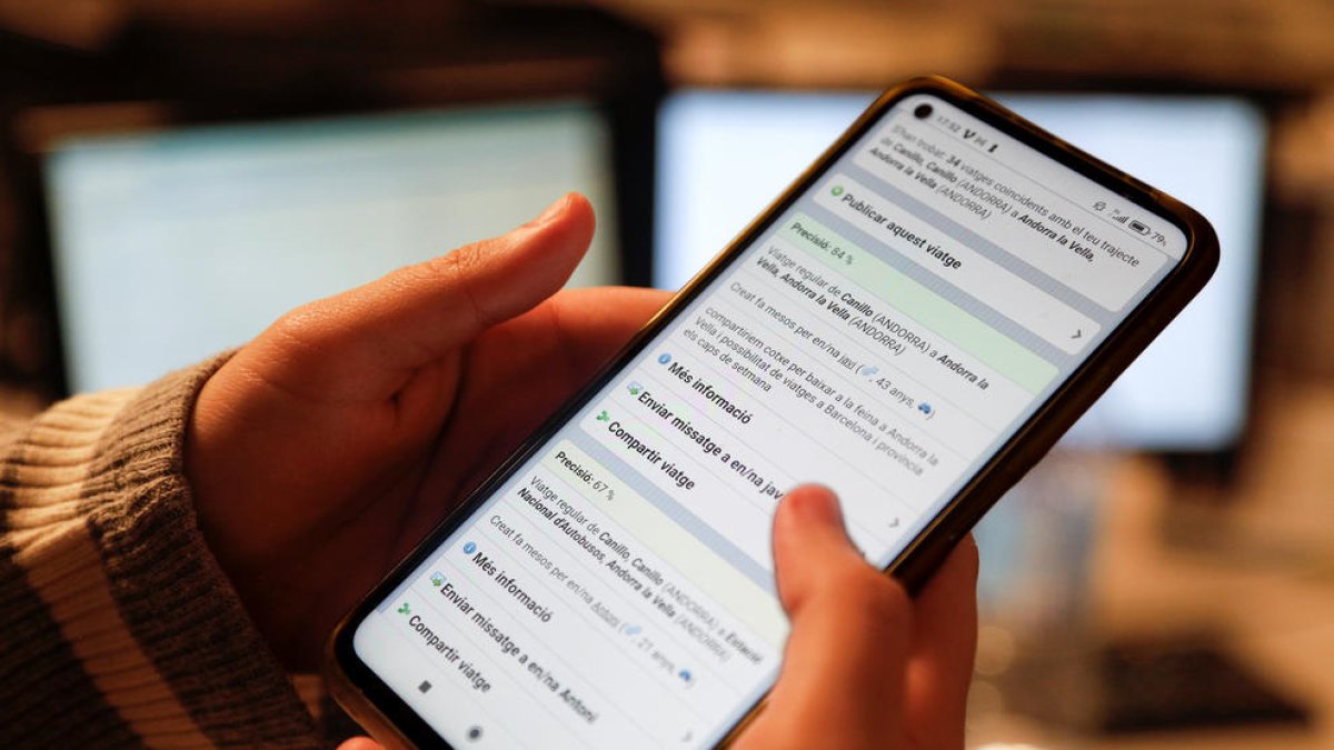 Una usuària fent servir la plataforma.