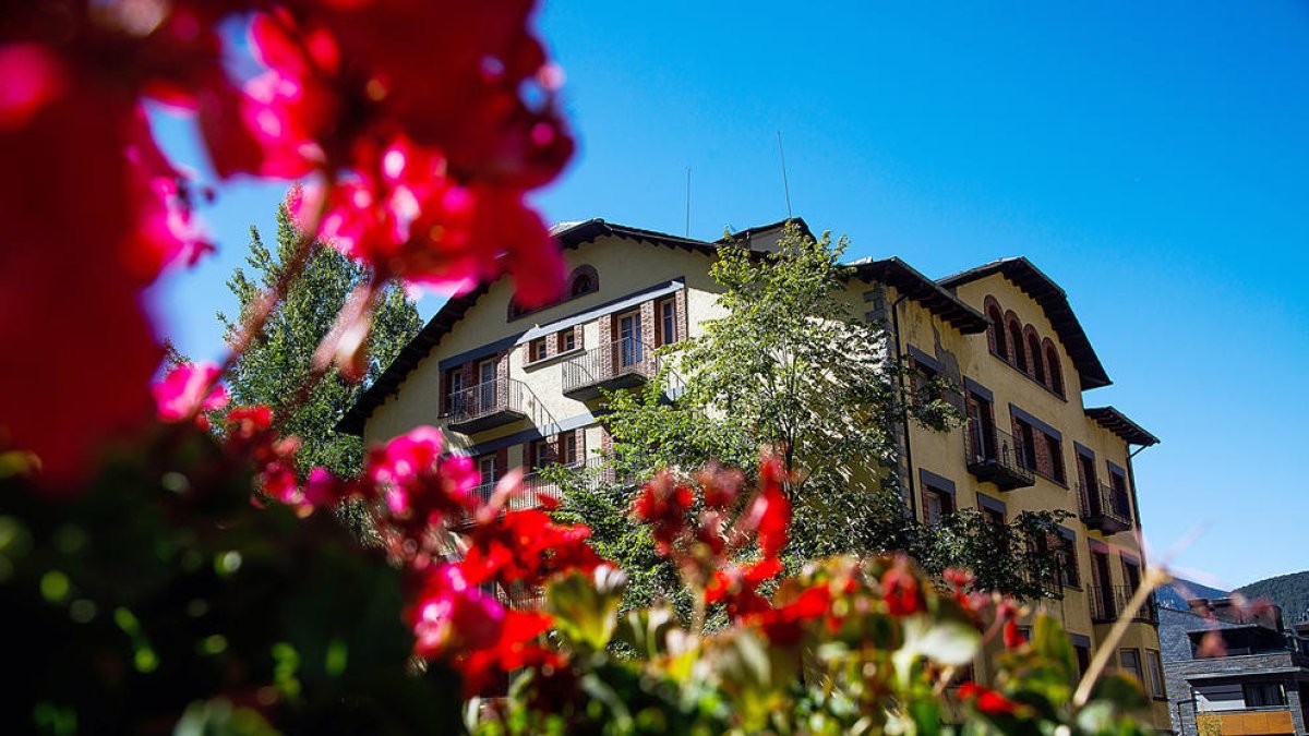 Les façanes nord i oest de l'edifici ordinenc s'han de conservar.