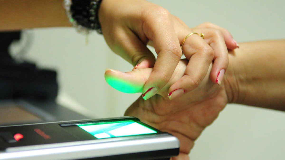 L'agència respon a una consulta sobre el control de l'horari laboral amb aquest sistema.