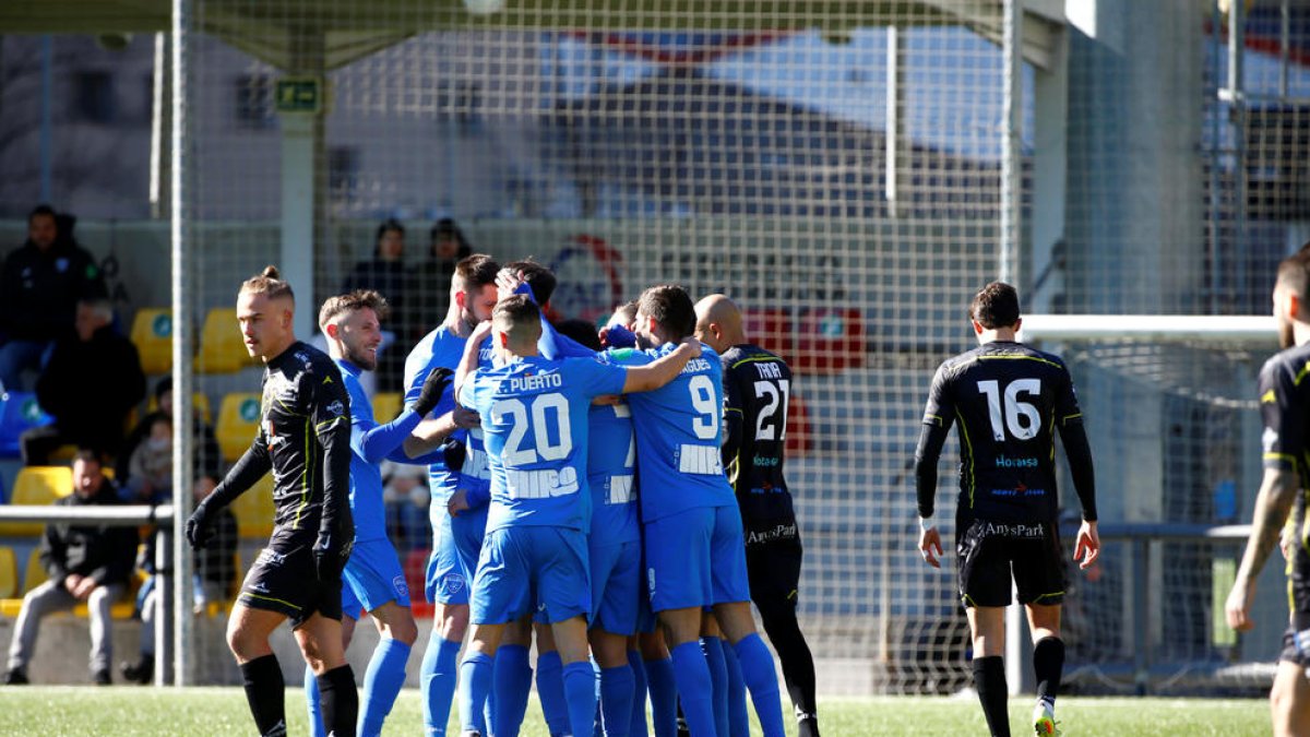 Els jugadors escaldencs celebren un dels gols.