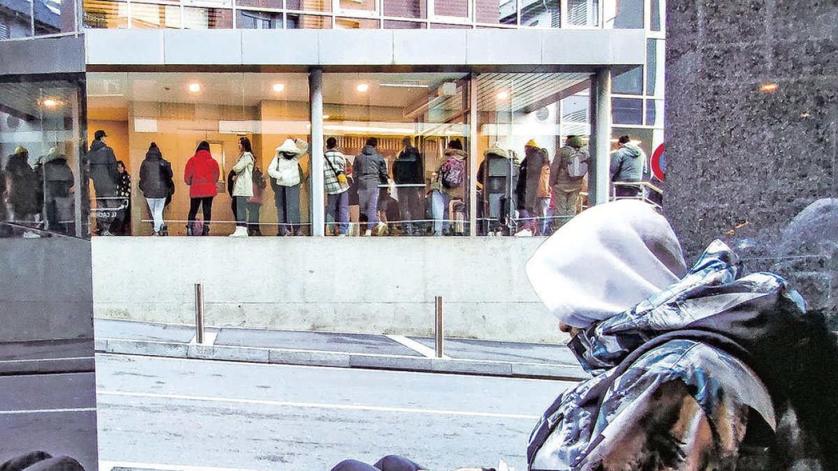 Treballadors esperant torn al departament d'Immigració.