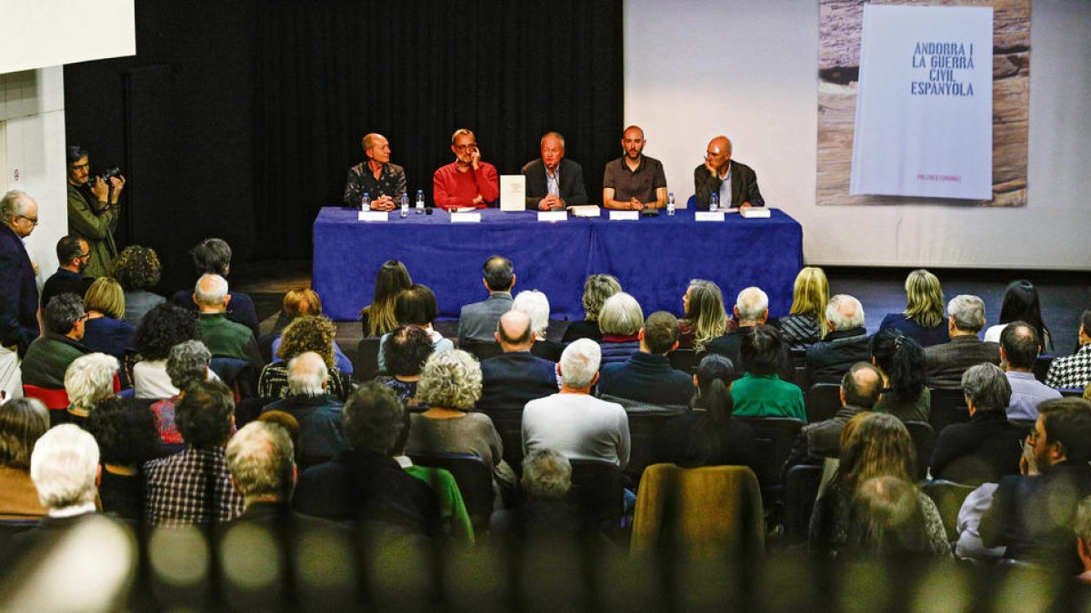El llibre es va presentar ahir al centre cultural la Llacuna.
