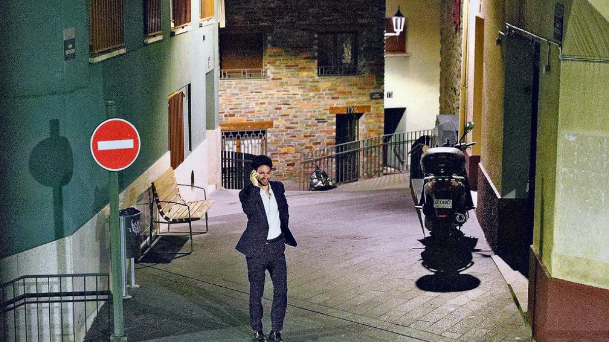 Cerni Escalé durant la nit electoral davant la seva seu.