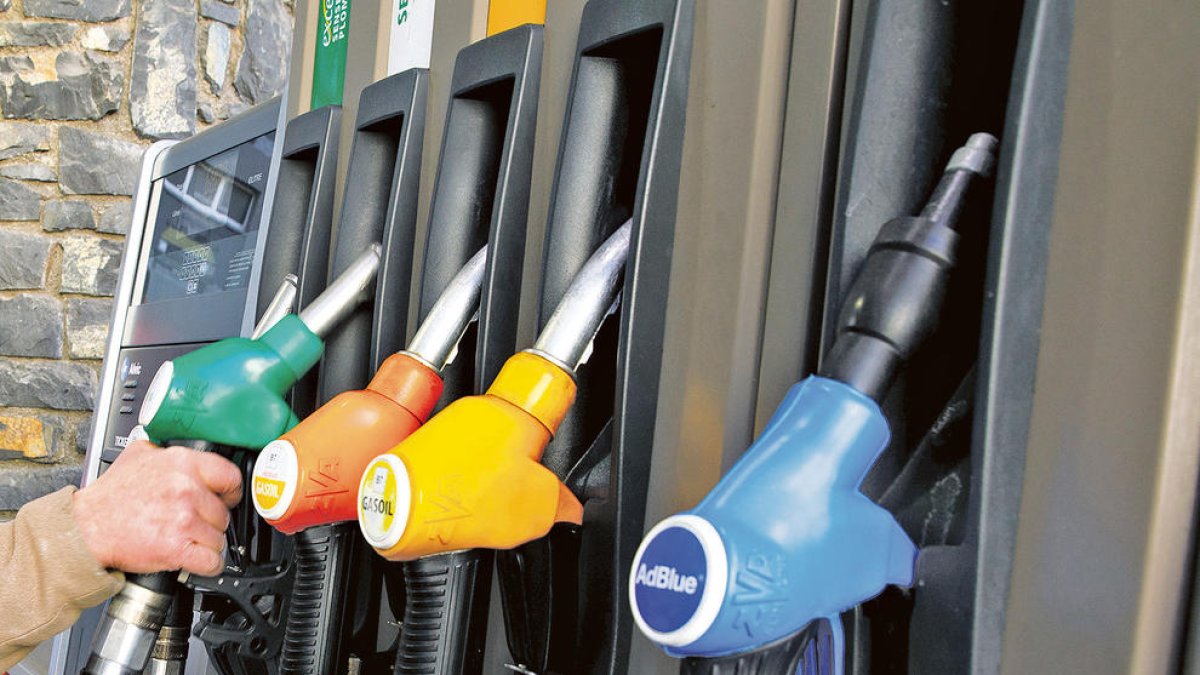 Uns assortidors de carburant en una gasolinera del país.