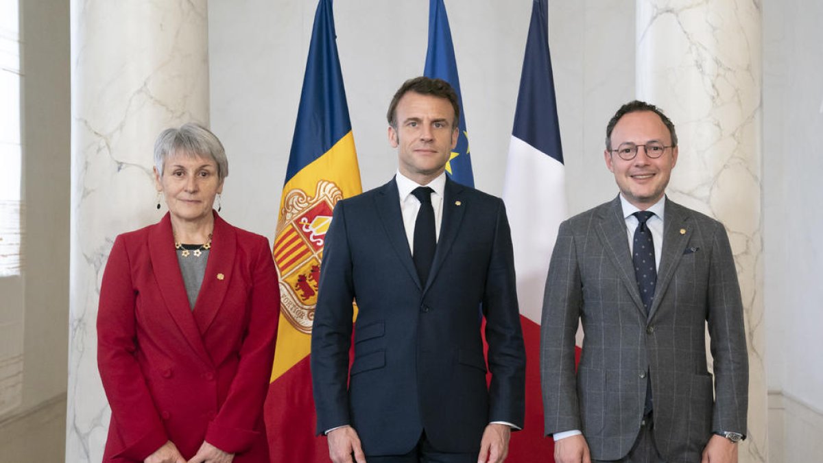 Xavier Espot, Roser Suñé i Emmanuel Macron a la reunió d'avui a París