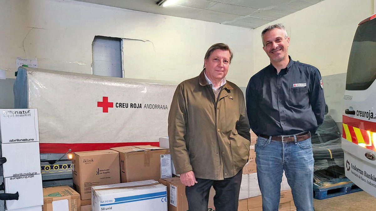 Ortodó durant l'entrega a la Creu Roja.