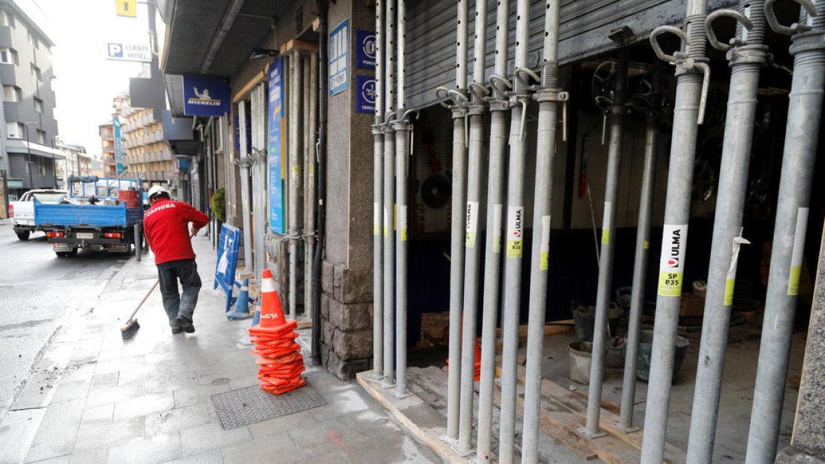 Un obrer a l'edifici afectat pels treballs.