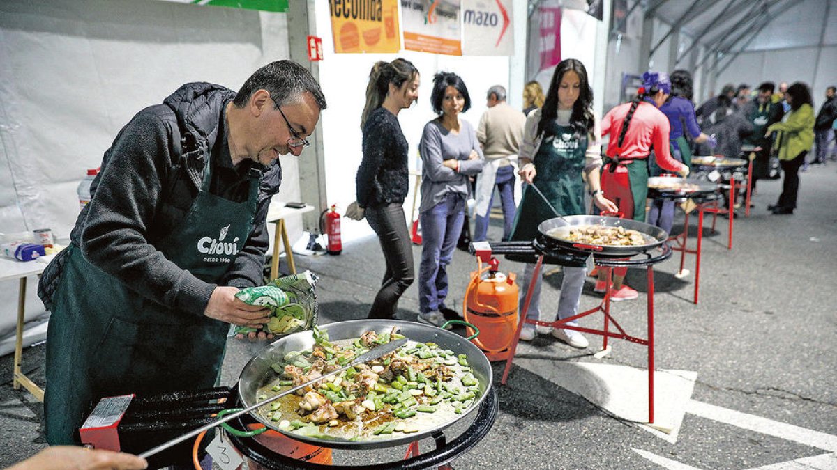 Concurs de paelles, ahir a la tarda, a l'envelat del Parc Central.